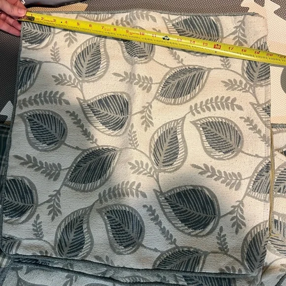 Leaf Patterned Pillowcases - Picture 6 of 7